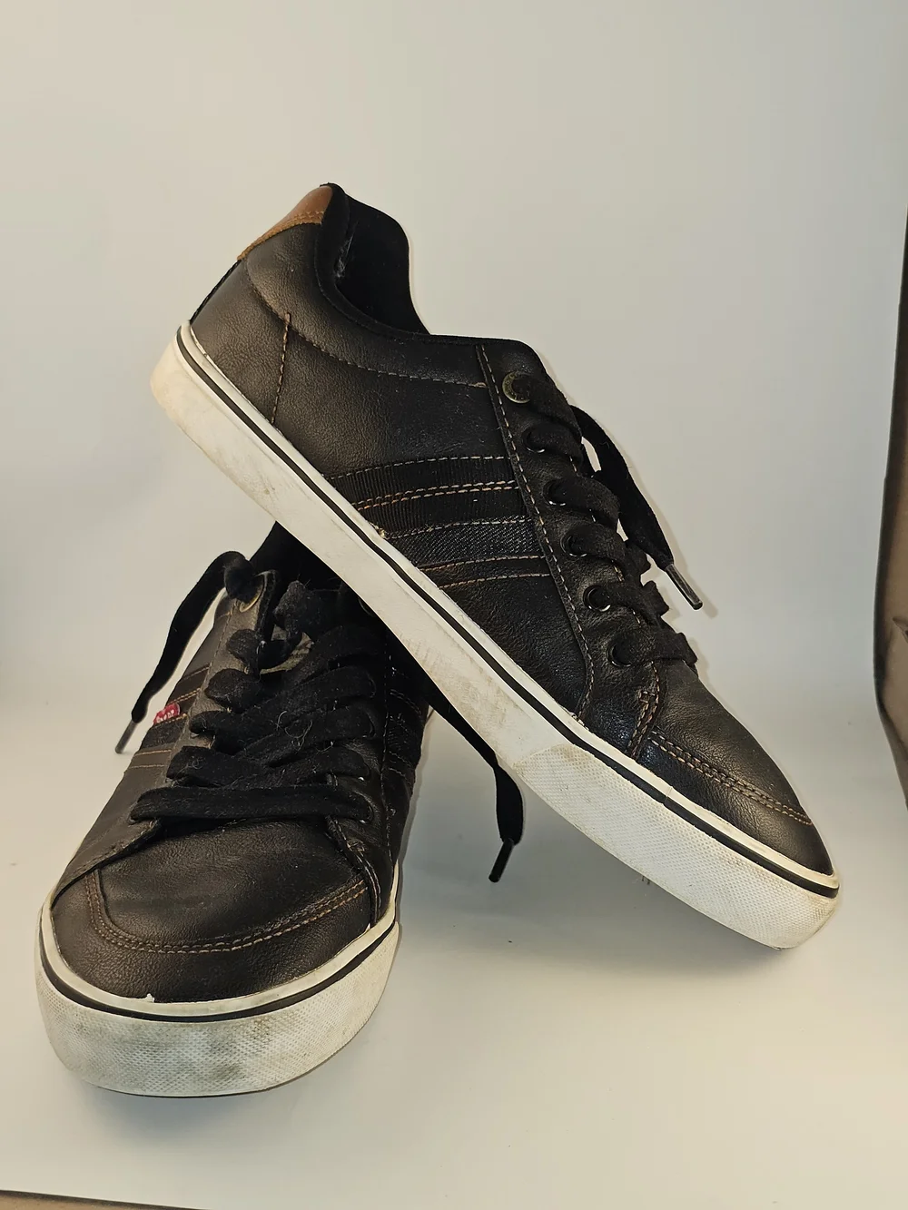 Levi’s Black Synthetic Leather Low Top Sneakers Men’s 10 Red Tab